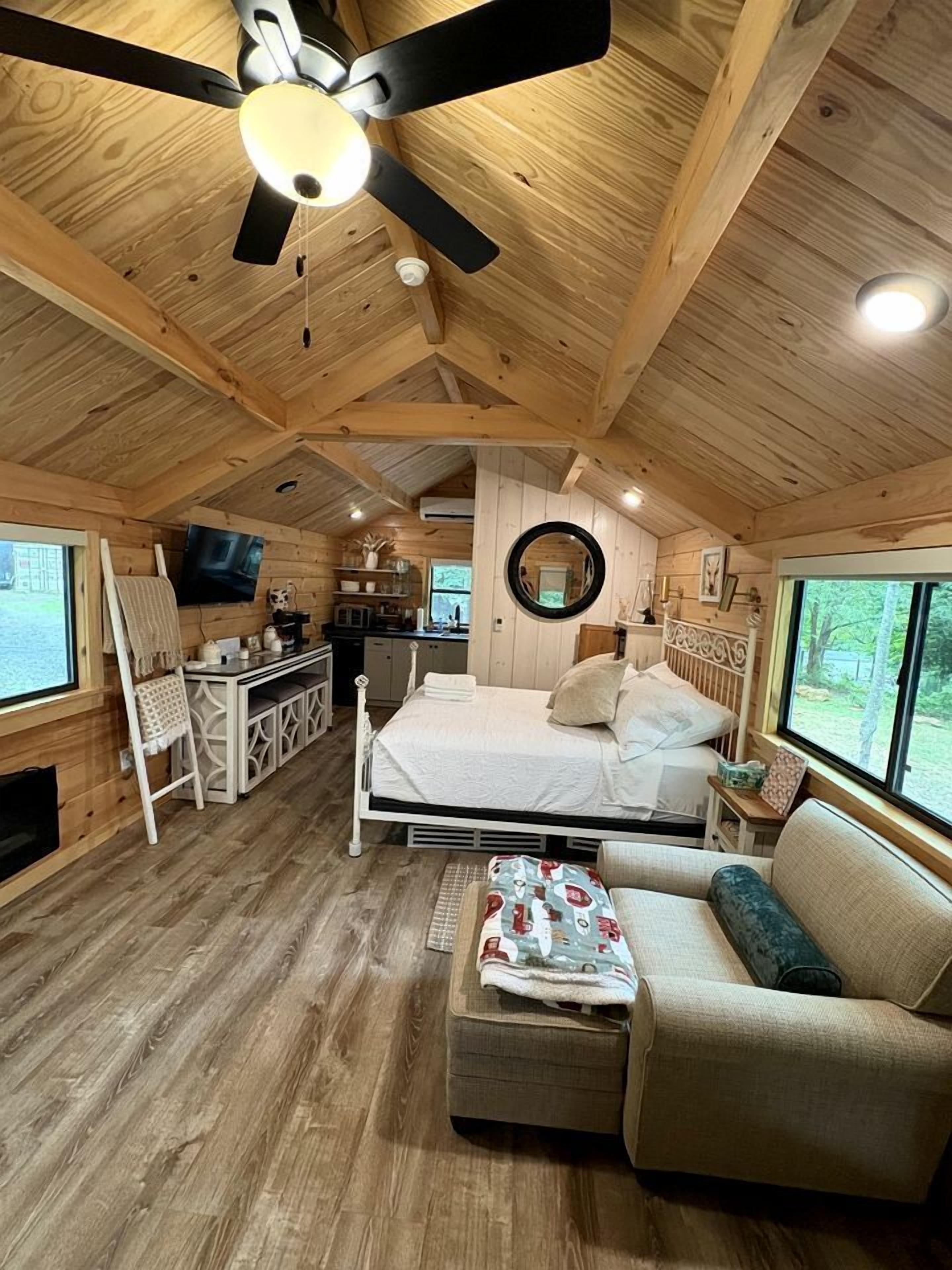 1 bedroom, desk, WiFi, bed sheets