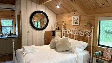 1 bedroom, desk, WiFi, bed sheets
