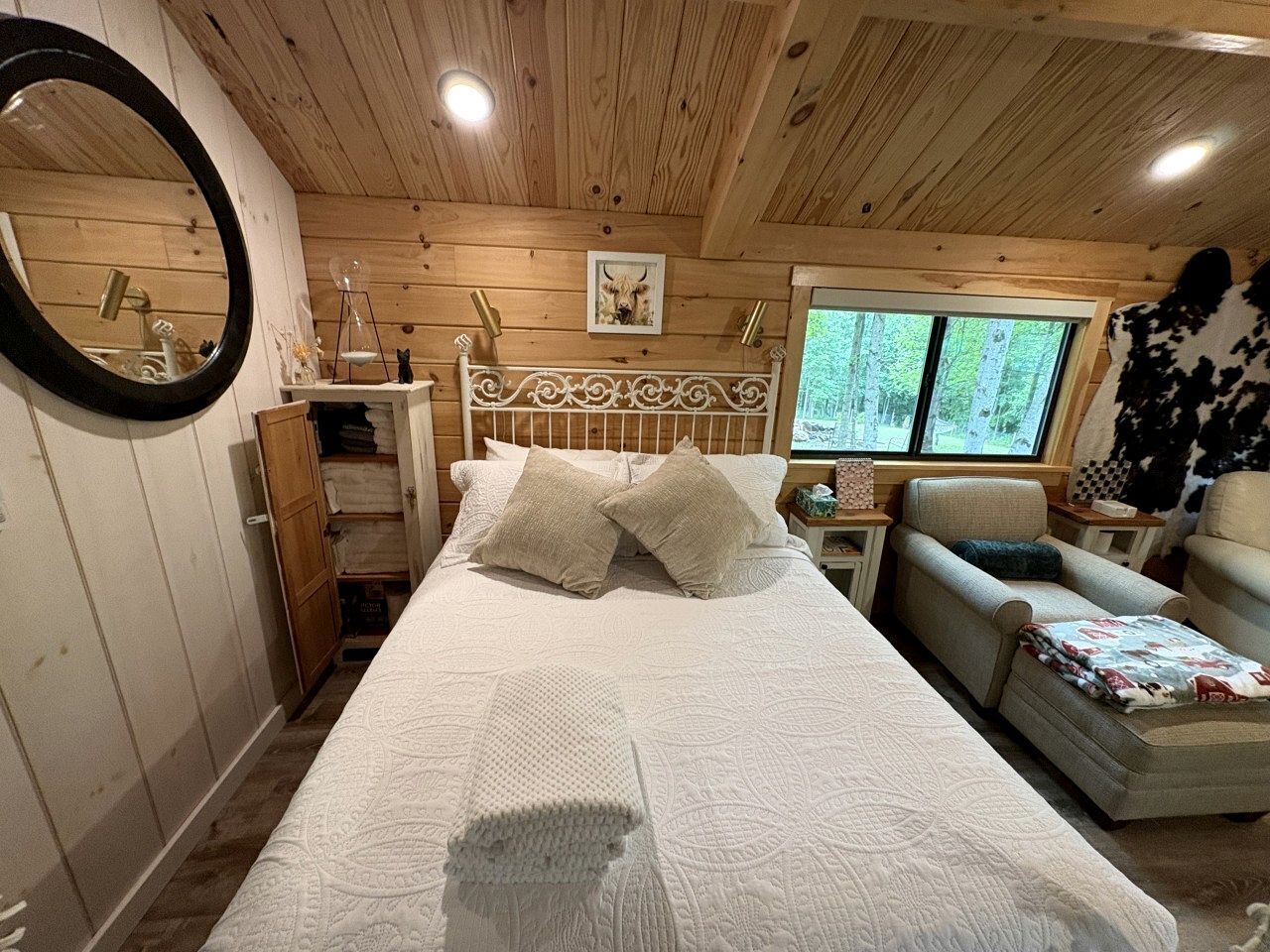 1 bedroom, desk, WiFi, bed sheets