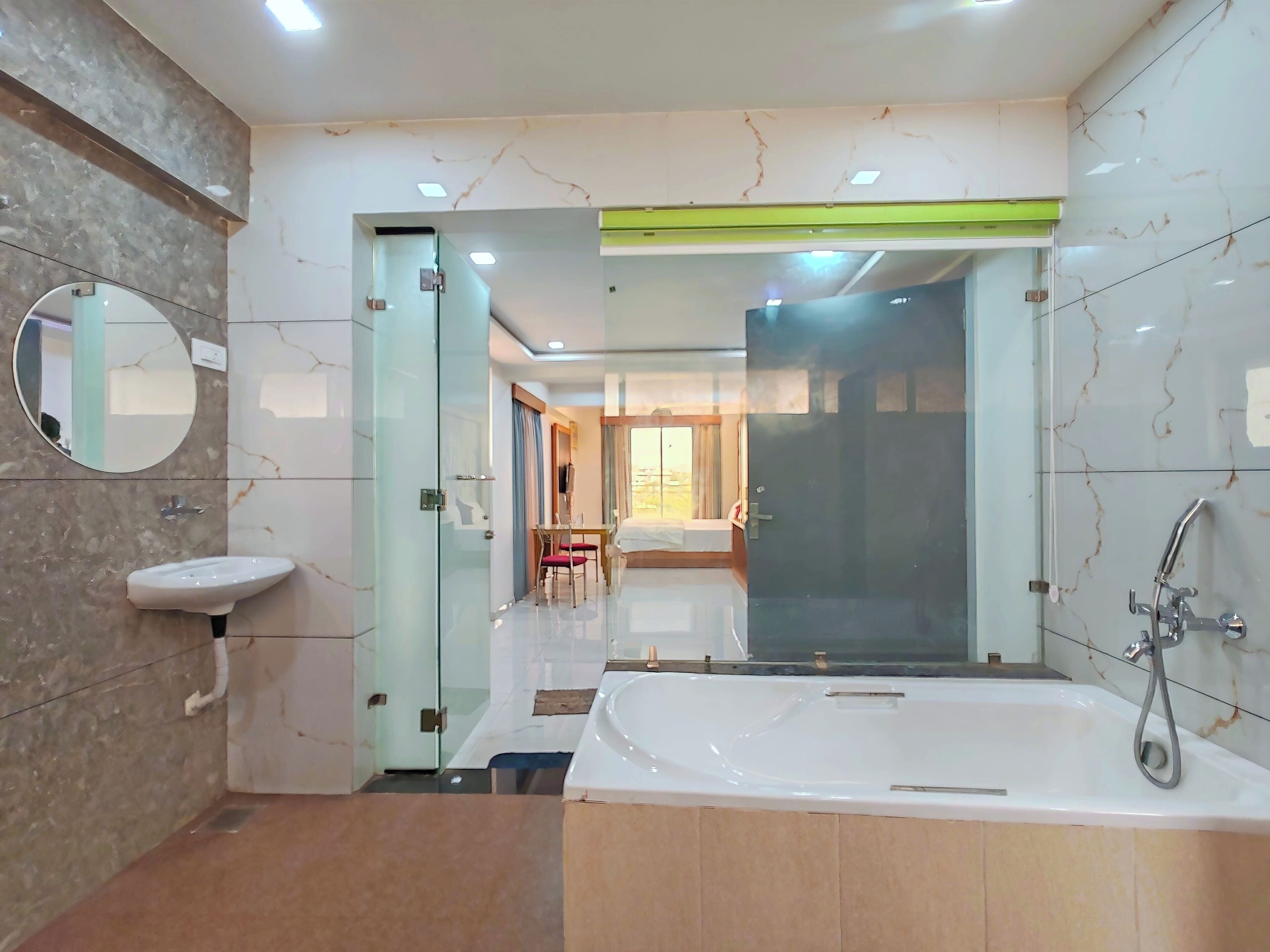 Habitación de lujo doble, balcón, vistas a la ciudad | Baño | Toallas y jabón