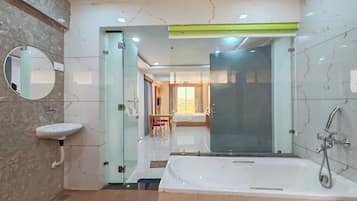 Habitación de lujo doble, balcón, vistas a la ciudad | Baño | Toallas y jabón