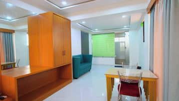 Habitación doble de lujo, balcón, vista a la ciudad | Interior