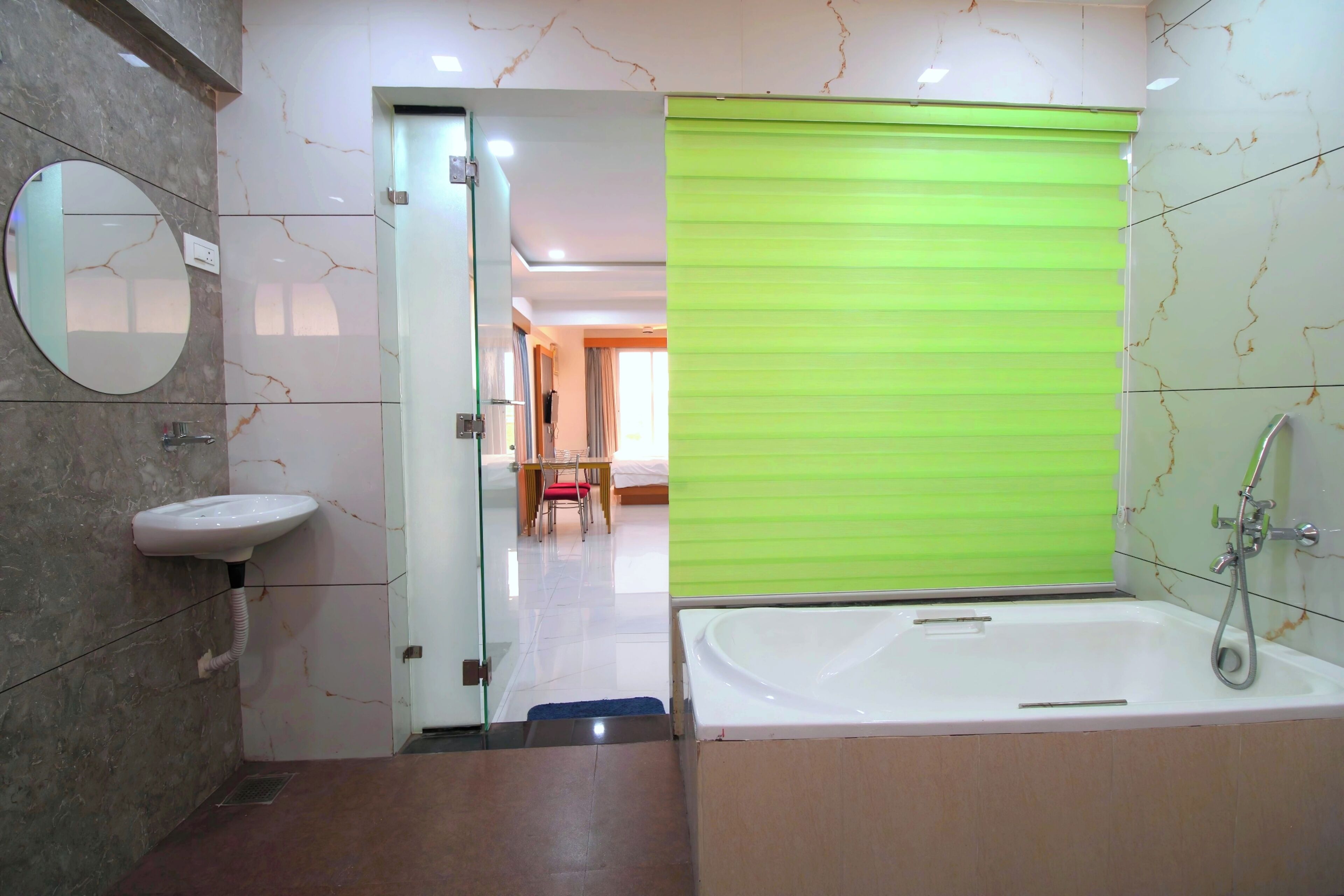 Habitación doble de lujo, balcón, vista a la ciudad | Baño | Toallas y jabón 
