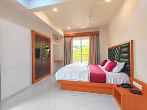 Kamar Double Premium, balkon, pemandangan kota | Ruang kerja ramah laptop dan Wi-Fi gratis