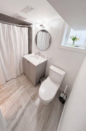 Towels, soap, shampoo, toilet paper