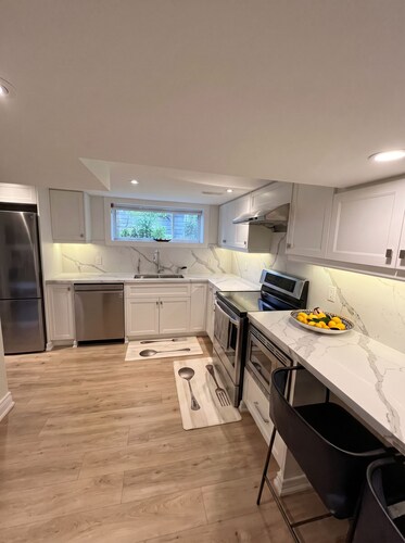 Executive 1BR Suite | Express Transit to Downtown & Airport | Fast Wi-Fi