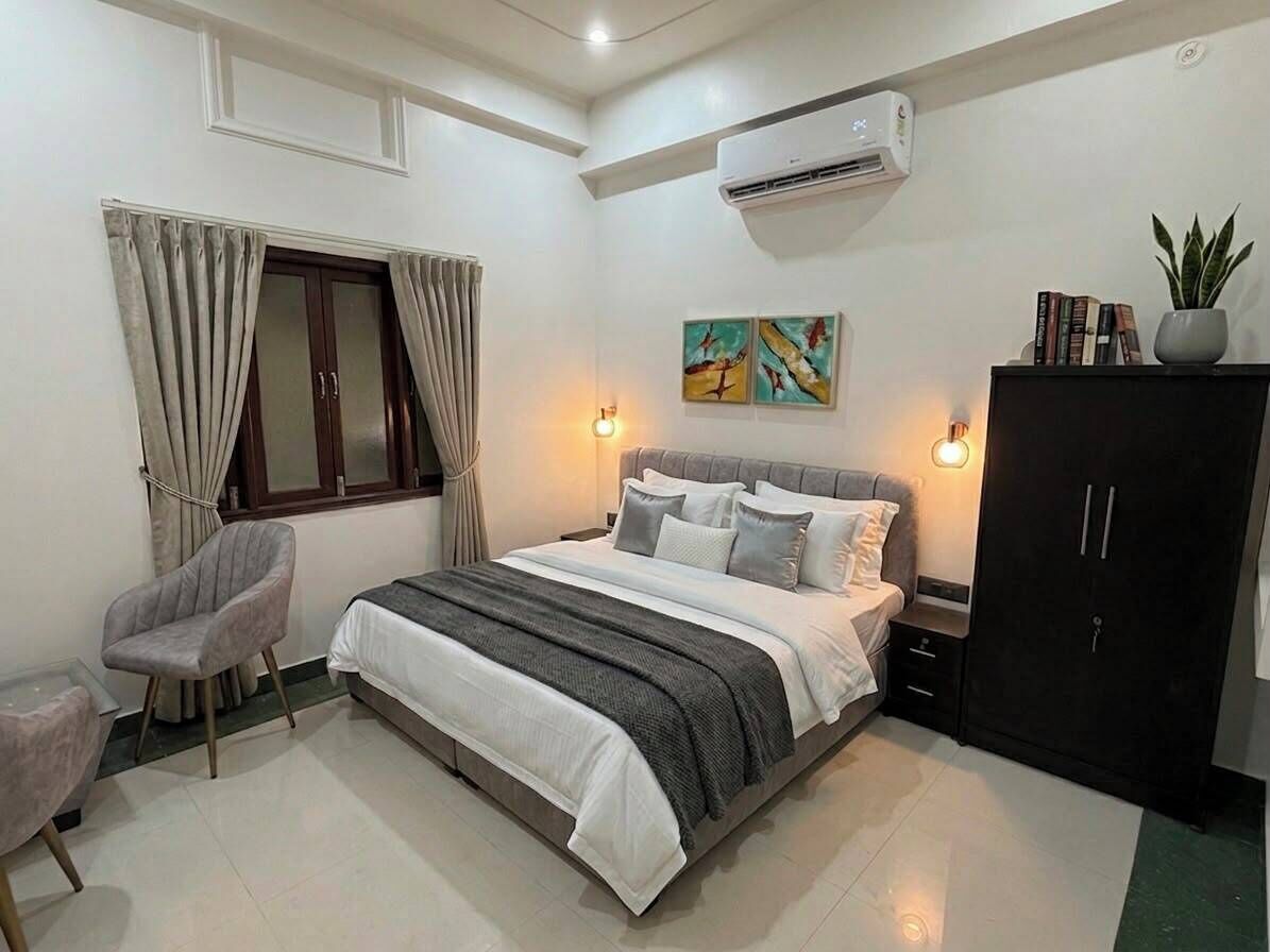 Kamar Deluks | Meja kerja, ruang kerja ramah laptop, dan Wi-Fi gratis