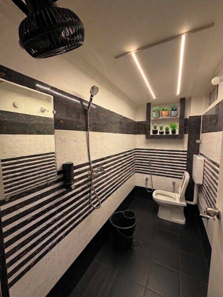 Quarto luxo | Banheiro | Chuveiro, toalhas de banho, sabonete 
