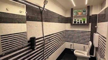 Quarto luxo | Banheiro | Chuveiro, toalhas de banho, sabonete