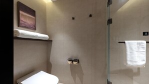 Articles de toilette gratuits, sèche-cheveux, serviettes fournies, savon