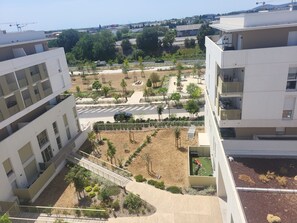 A residential area with modern buildings, a pedestrian pathway, and a landscaped garden. - Luminous Cocoon - All-Around Comfort - Sleeps 4 to 6 (Montpellier)