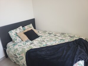 2 bedrooms, desk, WiFi (free), bed sheets - Luminous Cocoon - All-Around Comfort - Sleeps 4 to 6 (Montpellier)