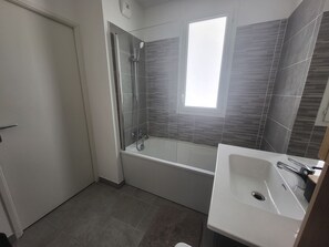 Hair dryer, towels, soap, toilet paper - Luminous Cocoon - All-Around Comfort - Sleeps 4 to 6 (Montpellier)
