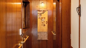 A narrow hallway with wooden walls and a wooden floor. - Entire 85-square-meter Property for Rent | Experience Traditional Japanese-Style Rooms | 5 minutes from Shin-Osaka, 38 minutes direct to Kyoto | A base for sightseeing in the Kansai region near a shopping district (大阪市)