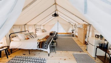 1 habitación, escritorio y ropa de cama