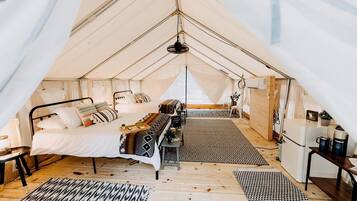 1 bedroom, desk, bed sheets