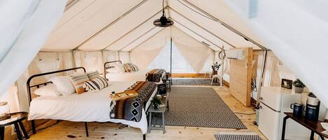 1 bedroom, desk, bed sheets