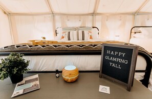 1 habitación, escritorio y ropa de cama 
