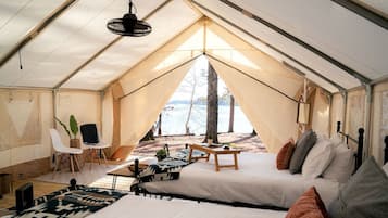 1 habitación, escritorio y ropa de cama