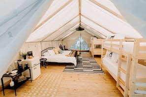 Een bureau, wifi, beddengoed