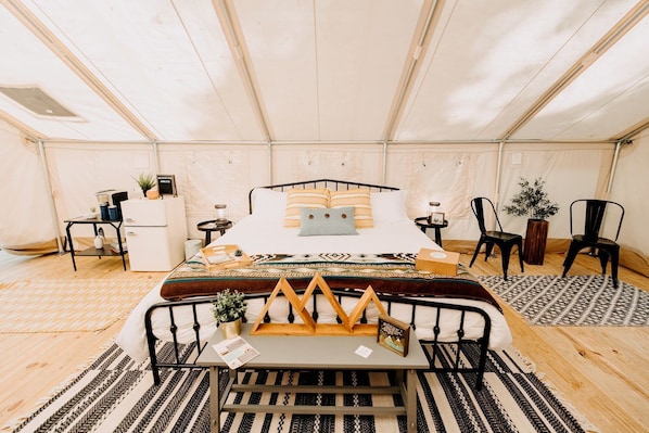 1 bedroom, desk, WiFi, bed sheets