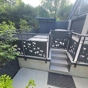 A staircase with metal railings and a concrete landing area. - Alsace apartment adjacent to the Domaine de Pairis, Pets allowed, (Orbey)
