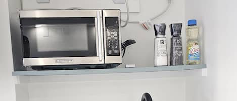 Coffee/tea maker, fridge, microwave, stovetop
