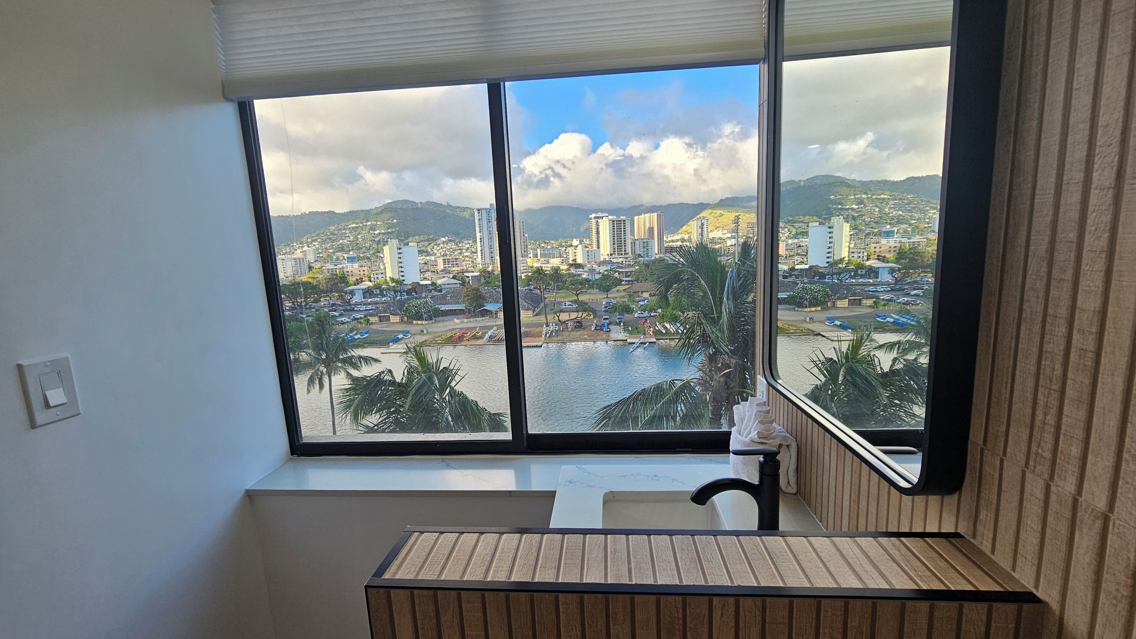 Waikiki 9th Floor Studio with King Size Bed