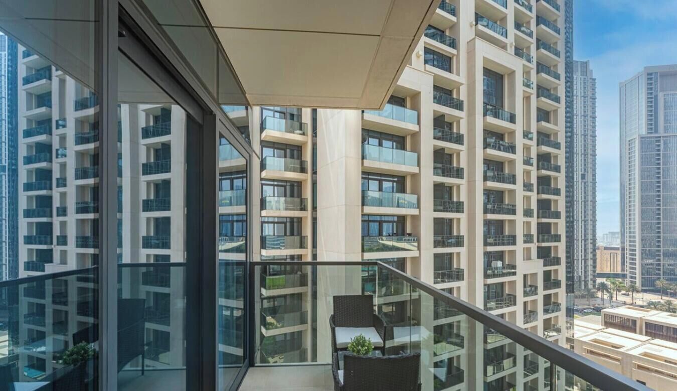 Un immeuble de grande hauteur doté de nombreux balcons, de grandes fenêtres et d’une architecture moderne.