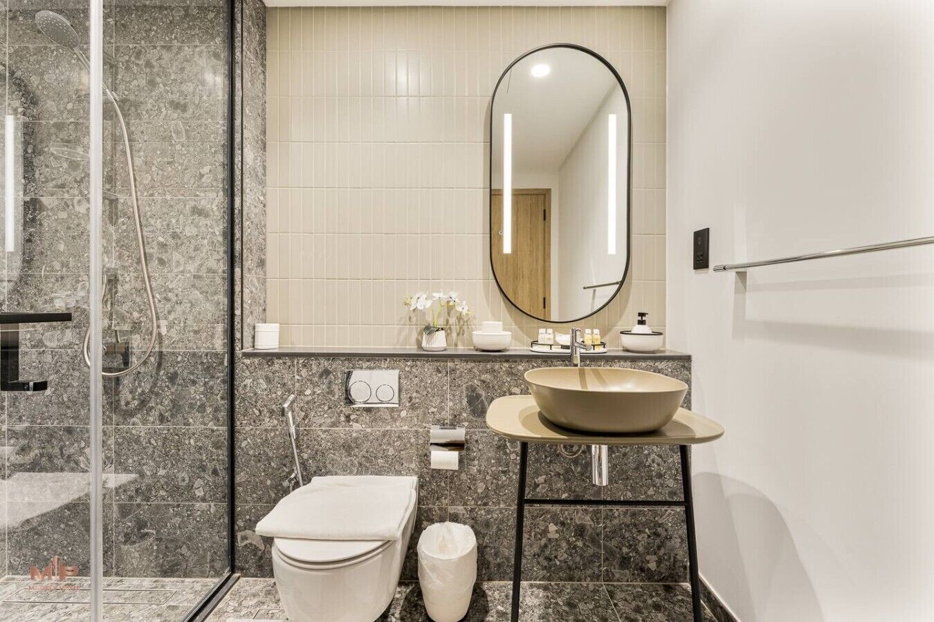 Un baño moderno con ducha, inodoro y lavamanos.