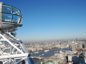 A cable car with a clear view of a cityscape and river. - London West Retreat 2 by Interhome (London West End)