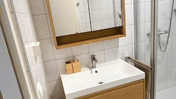 Dusche, Haartrockner, Handtücher