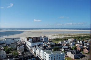 Un pueblo costero con playa, edificios y cielo despejado.