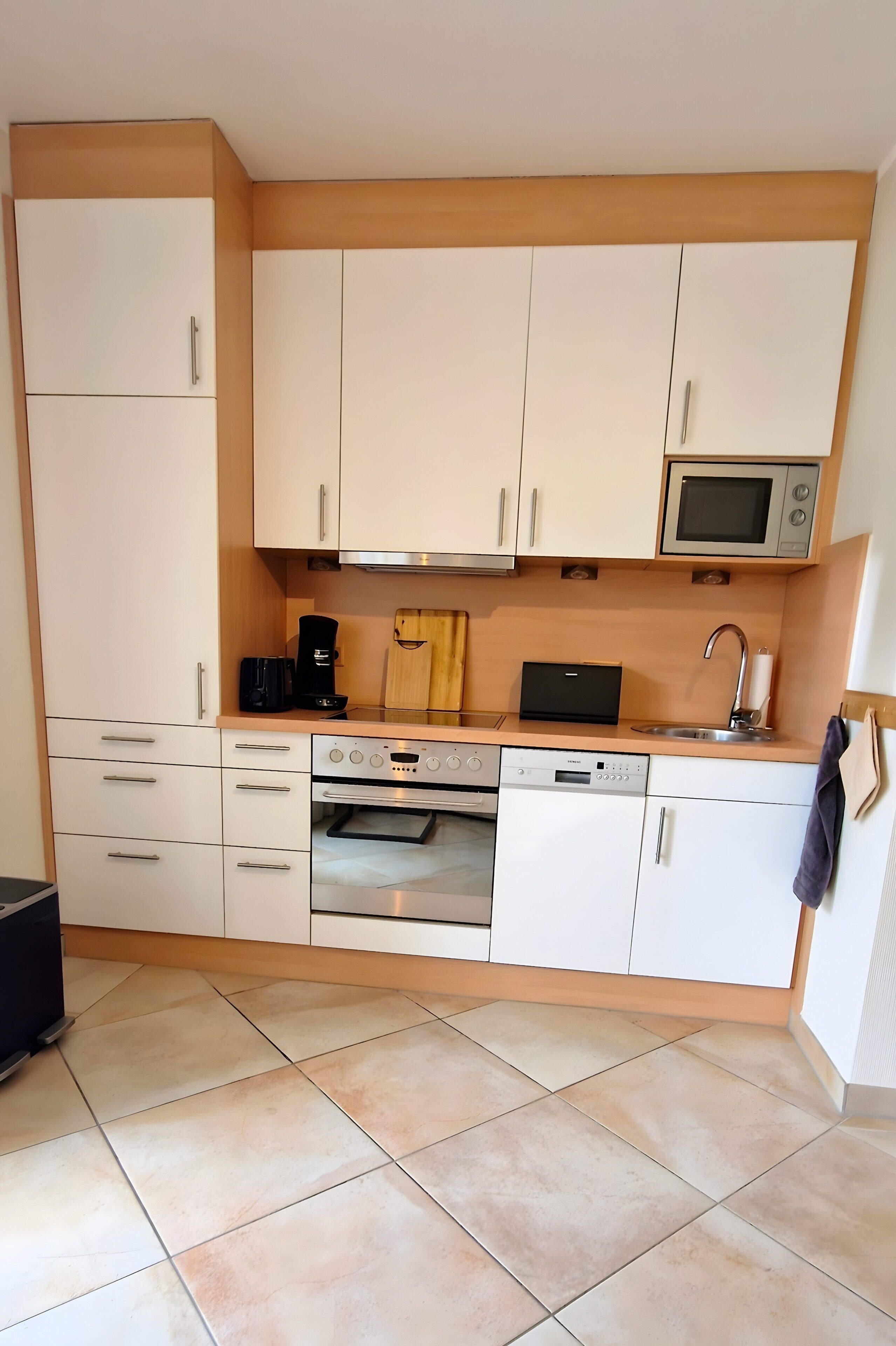 Wasserkocher mit Kaffee-/Teezubehör, Kühlschrank, Mikrowelle, Ofen