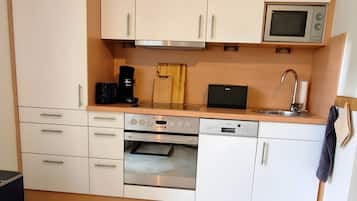 Wasserkocher mit Kaffee-/Teezubehör, Kühlschrank, Mikrowelle, Ofen