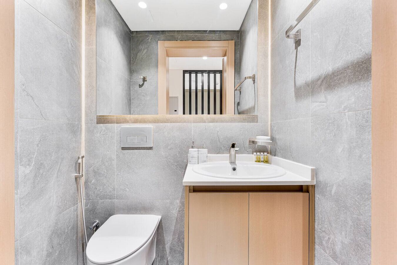 Une salle de bain moderne équipée de toilettes, d’un lavabo et d’une douche.