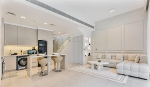 Ein modernes Interieur mit Küche, Essbereich und Wohnzimmer.