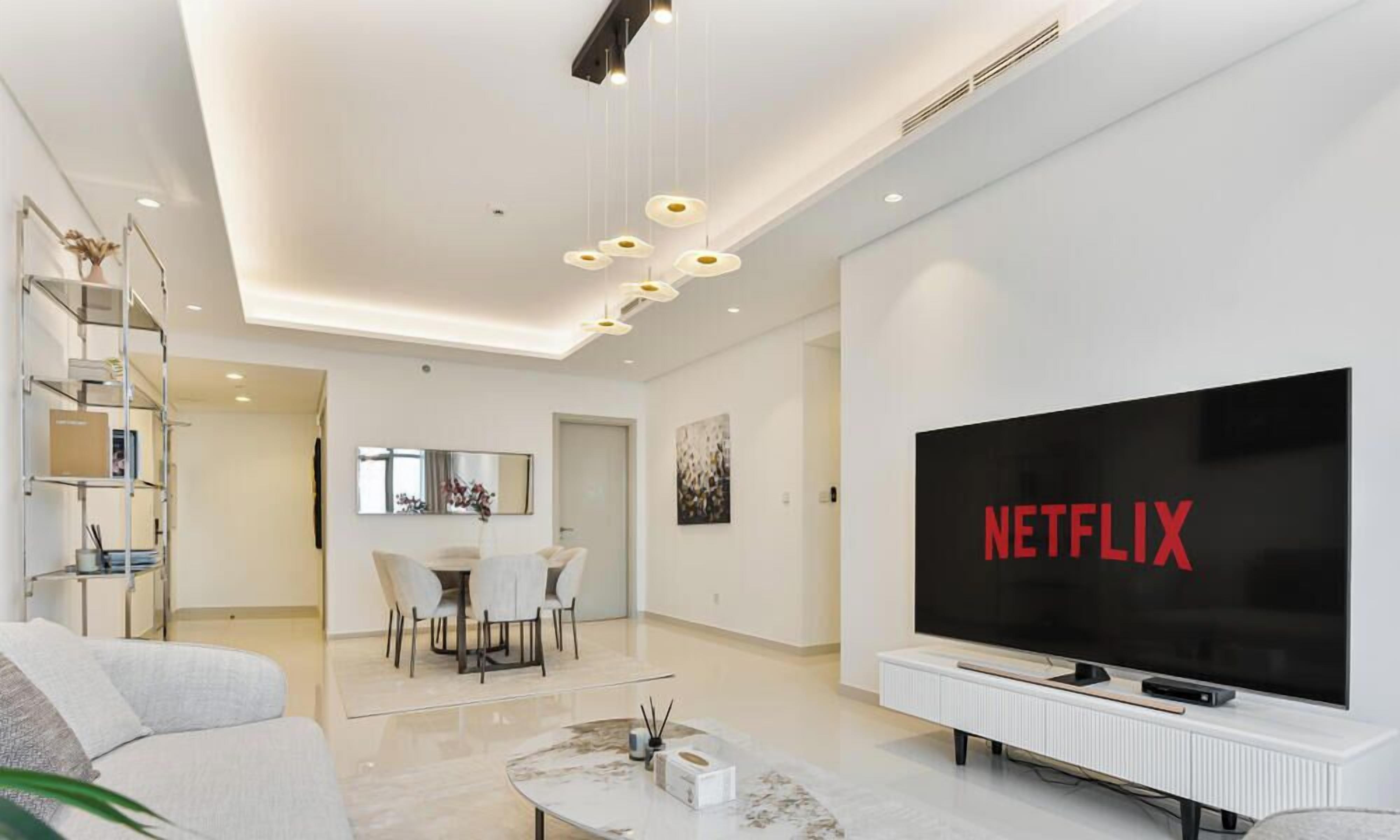 Una televisión, un reproductor estéreo