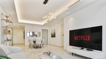 Una televisión, un reproductor estéreo