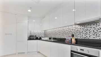 Coffee/tea maker, fridge, microwave, oven