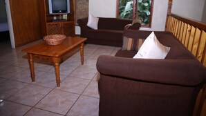 Familienapartment, Terrasse, Poolblick | Wohnbereich