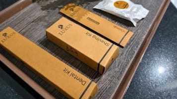 Una bandeja con tres cajas etiquetadas 'Luxus' y una pequeña planta en maceta.