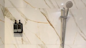 Family Quadruple Room, Mountain View | Bathroom