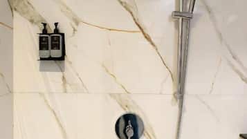 Family Quadruple Room, Mountain View | Bathroom