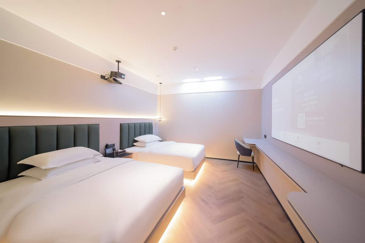 Classic Twin Room | Premium bedding, down comforters, pillowtop beds, desk