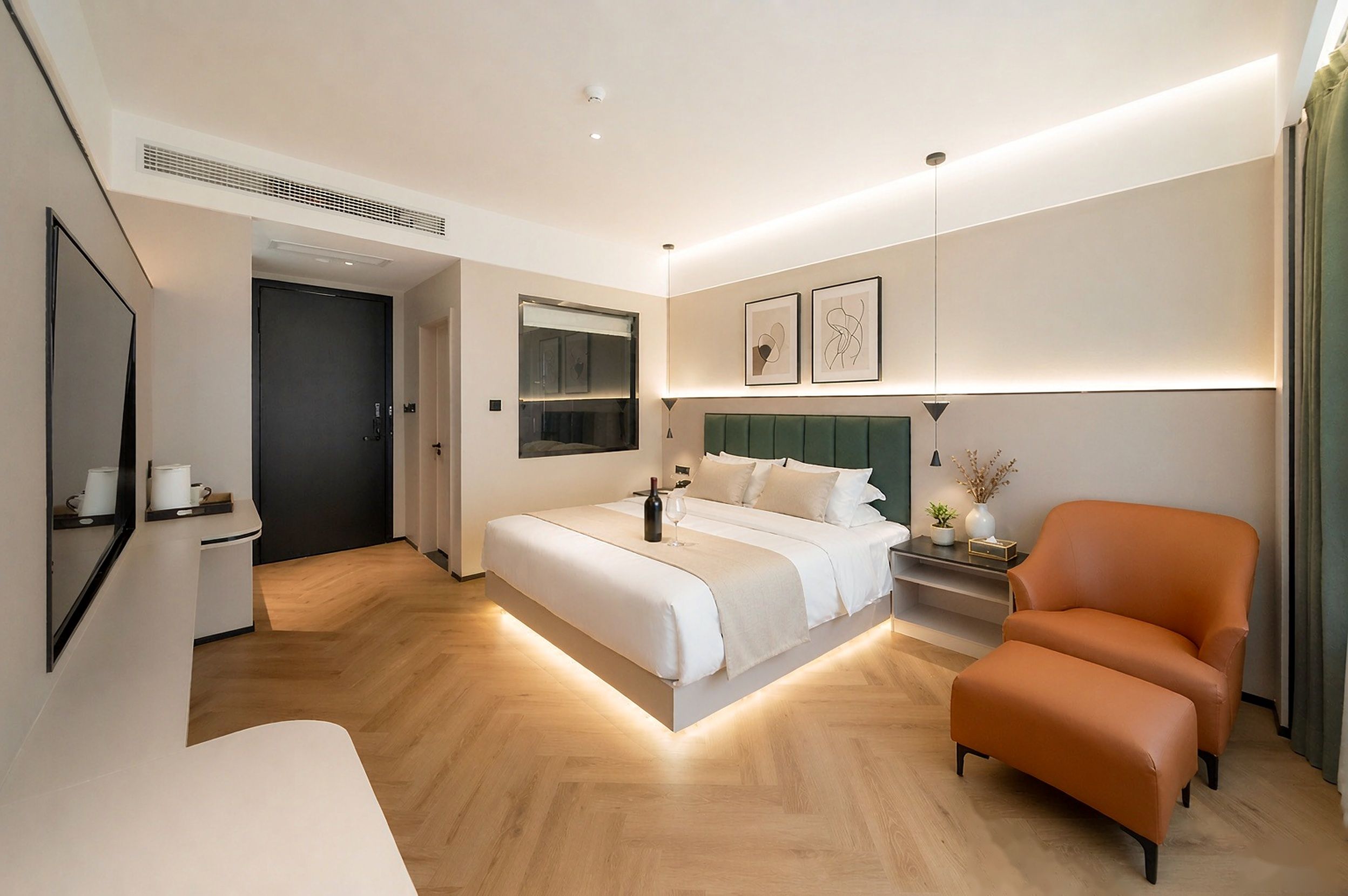 Et moderne hotelværelse med en stor seng, et siddeområde og et badeværelse.