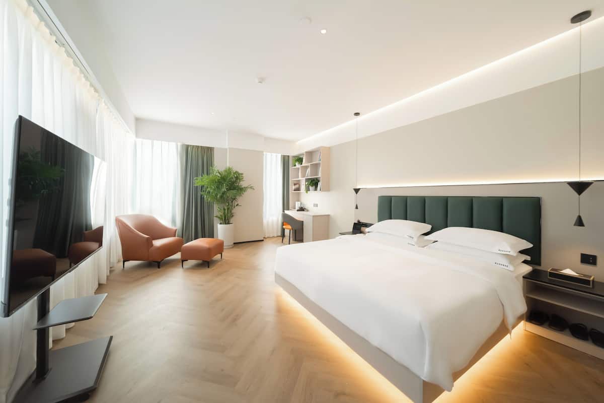 Executive Double Room, City View | Premium bedding, down comforters, pillowtop beds, desk
