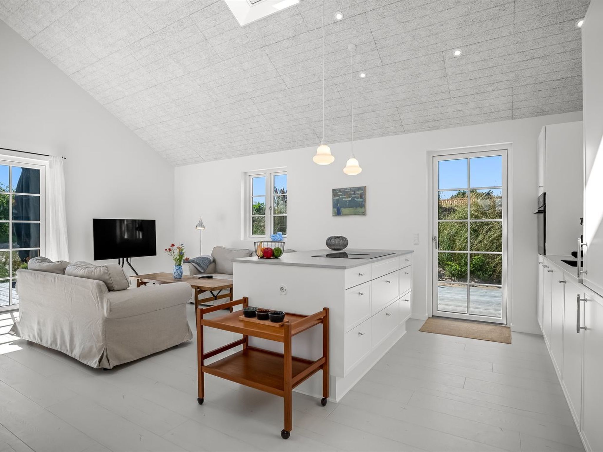 Een modern interieur met een zithoek, keuken en eethoek.
