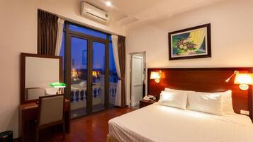 In-room safe, soundproofing, iron/ironing board, free WiFi