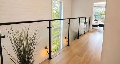 Chic 2-story condo, a nature retreat for 6